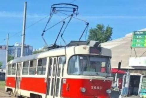 На "Позняках" почали демонтовувати МАФи після аварії з трамваєм