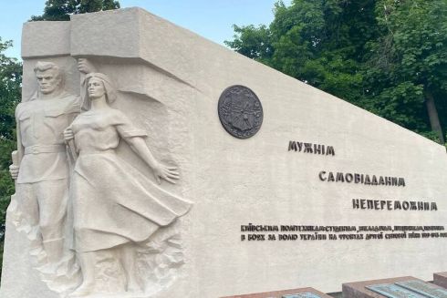 У КПІ декомунізували радянську стелу героїв