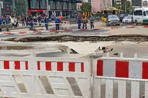 У Києві на Либідській прорвало трубопровід та провалився асфальт: рух транспорту затримується