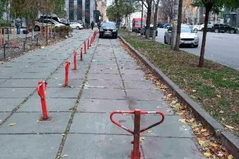 На Антоновича незаконно встановили паркувальні блокіратори на тротуарі, але у КМДА їх прибирати не планують