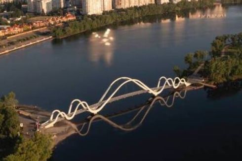 Міст-хвилю на Оболоні вже відкрили для прогулянок: який вигляд він має
