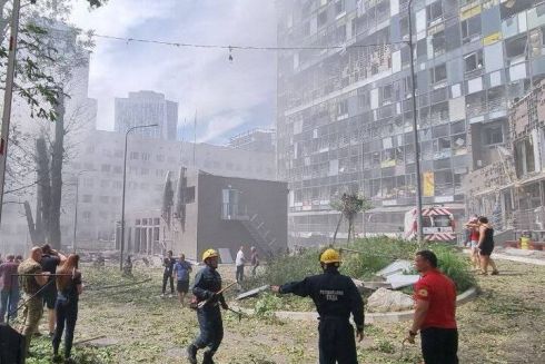 Ракетний удар по "Охматдиту": пацієнтів евакуйовують до інших лікарень, під завалами можуть бути діти