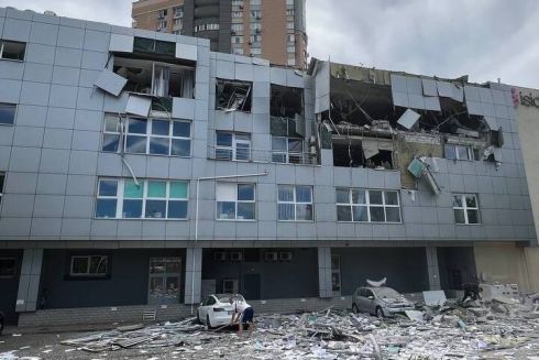 Повторна атака на Київ: у Дніпровському районі на пологовий будинок впали уламки ракети – є загиблі