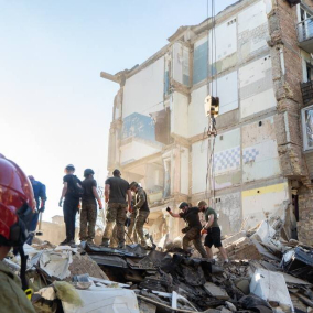 Фото: як кияни розбирали завали будинку на Сирці після ракетного удару рф
