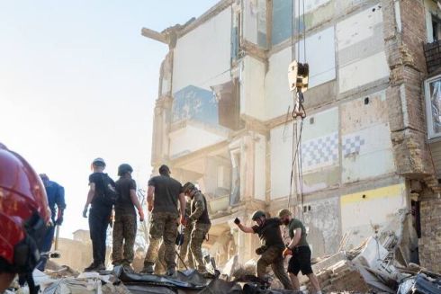 Фото: як кияни розбирали завали будинку на Сирці після ракетного удару рф