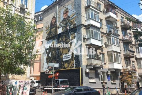 На Рейтарській закінчують малювати мурал загиблим військовим: один з них знявся у фільмі Сенцова
