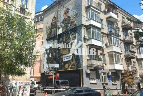На Рейтарській закінчують малювати мурал загиблим військовим: один з них знявся у фільмі Сенцова