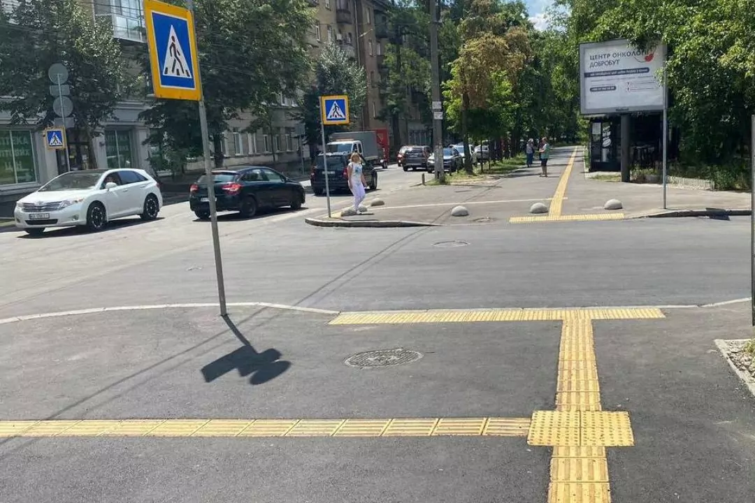 У Шевченківському районі облаштували безбарʼєрні підходи до лікарні та зупинки