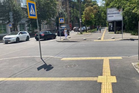 У Шевченківському районі облаштували безбарʼєрні підходи до лікарні та зупинки