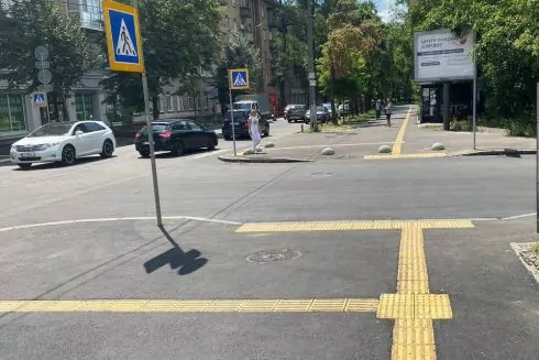 У Шевченківському районі облаштували безбарʼєрні підходи до лікарні та зупинки