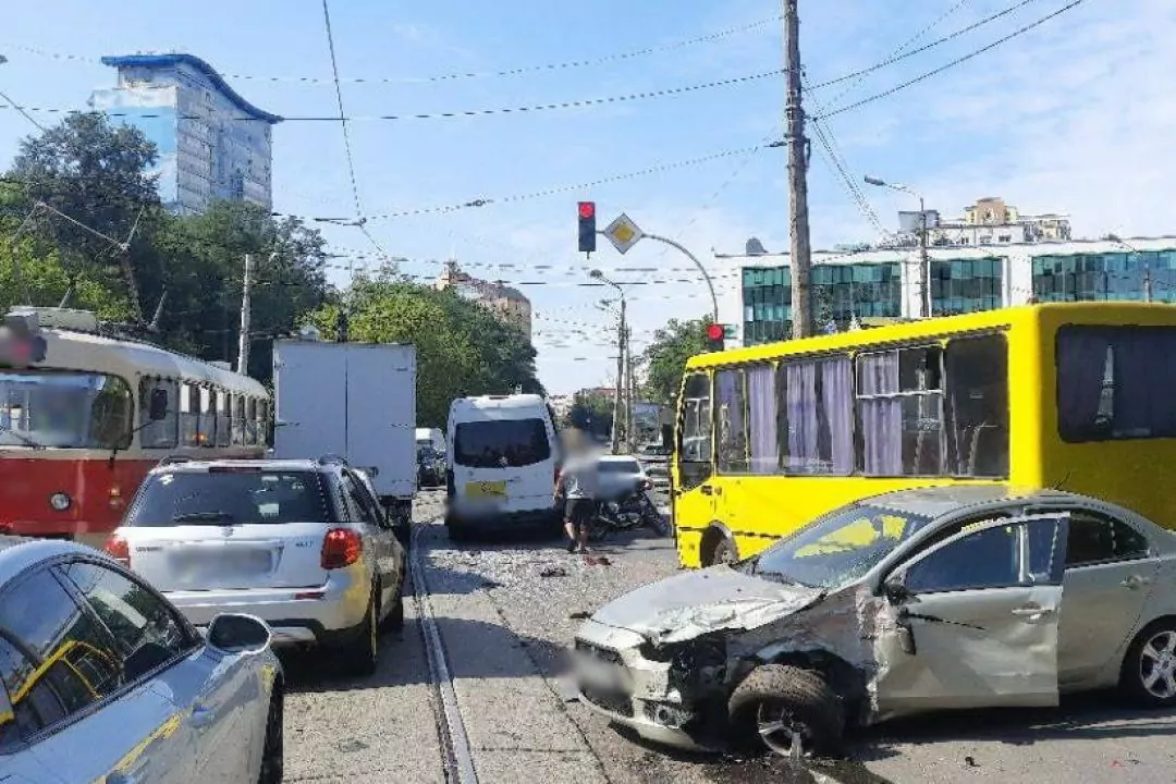 На Глибочицькій трамвай зійшов з рейок, пролетів кілька кварталів і потрощив машини: що відомо