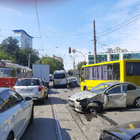 На Глибочицькій трамвай зійшов з рейок, пролетів кілька кварталів і потрощив машини: що відомо