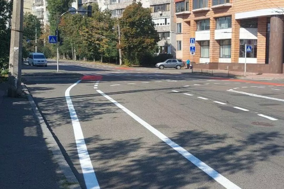 На вулиці Ризькій на Сирці з'явилися велосмуги: активісти назвали свої зауваження