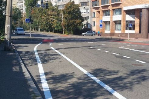 На вулиці Ризькій на Сирці з'явилися велосмуги: активісти назвали свої зауваження