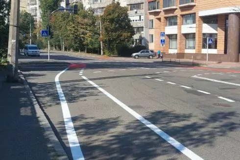 На вулиці Ризькій на Сирці з'явилися велосмуги: активісти назвали свої зауваження