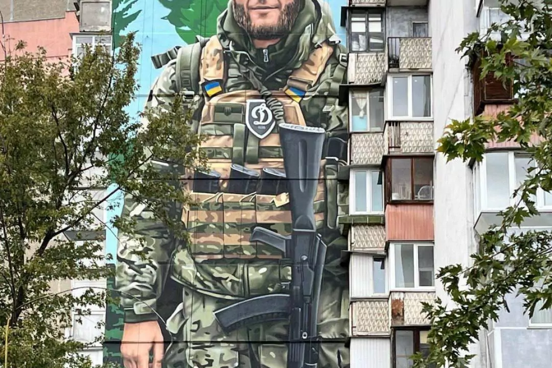 На Троєщині відкрили мурал на честь бійця полку "Азов"