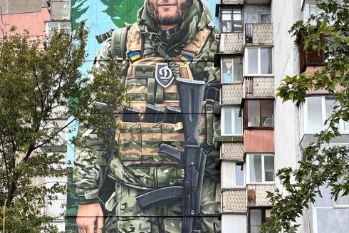 На Троєщині відкрили мурал на честь бійця полку "Азов"