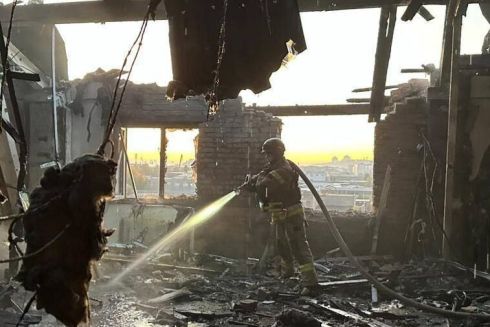 Внаслідок атаки дронів на Київ на 33-поверсі згорів ресторан: є поранені