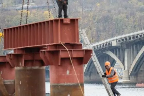 На мосту Метро встановлюють підтримуючі конструкції: що робитимуть далі