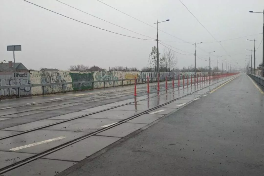 Без смуги для громадського транспорту та велодоріжок: Що не так з Подільсько-Воскресенським мостом