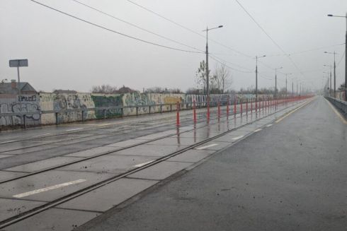 Без смуги для громадського транспорту та велодоріжок: Що не так з Подільсько-Воскресенським мостом