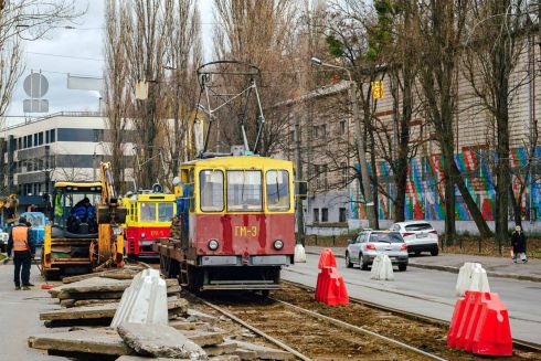 На Глибочицькій внаслідок ремонту колій утворилися затори: дивіться, як проходять роботи