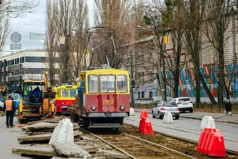 На Глибочицькій внаслідок ремонту колій утворилися затори: дивіться, як проходять роботи