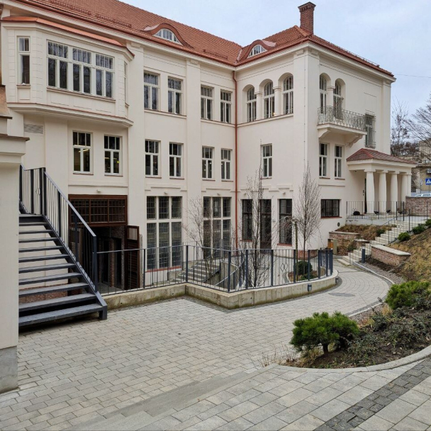 Дивіться, як у Львові промислову історичну будівлю ревіталізували у креативний хаб