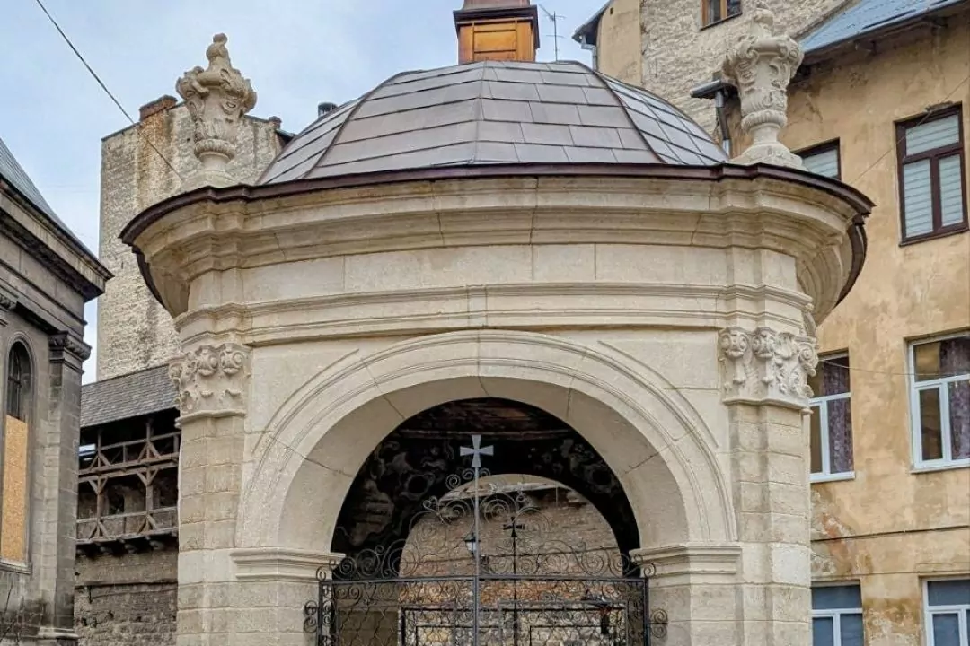 Дивіться, який вигляд має відреставрована криниця Бернардинського монастиря у Львові