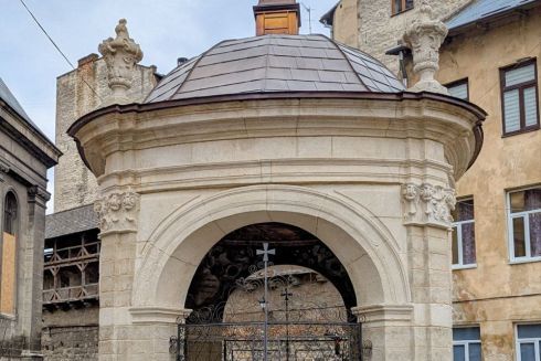 Дивіться, який вигляд має відреставрована криниця Бернардинського монастиря у Львові