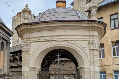 Дивіться, який вигляд має відреставрована криниця Бернардинського монастиря у Львові