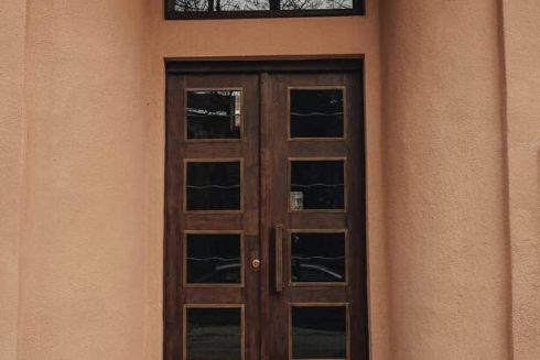 Дивіться, як у Львові відреставрували історичні двері модерністичного будинку