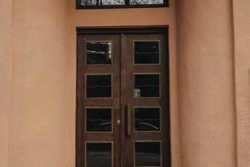 Дивіться, як у Львові відреставрували історичні двері модерністичного будинку