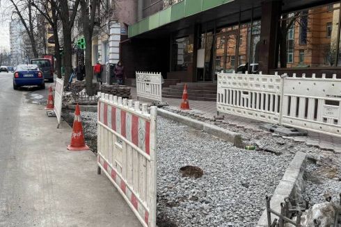 Недалеко від Будинку художника забрали частину тротуару заради облаштування двох паркомісць