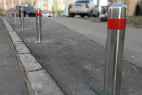 Понад 8 тисяч антипаркувальних стовпчиків встановлять в Києві: у якому районі найбільше