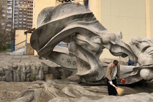 Активісти очистили від графіті та сміття скульптуру "Водограй" на Троєщині