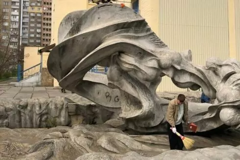 Активісти очистили від графіті та сміття скульптуру "Водограй" на Троєщині