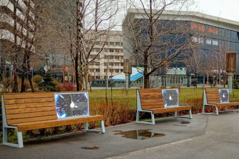 У Києві встановили лавки з рекламними екранами, які збільшують рівень візуального шуму