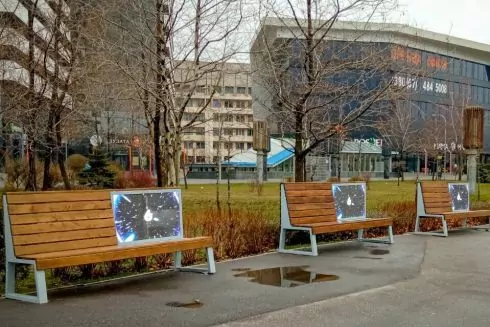 У Києві встановили лавки з рекламними екранами, які збільшують рівень візуального шуму