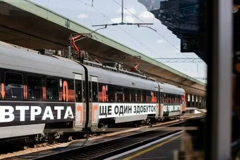 Американська художниця Барбара Крюгер перетворила потяг "Укрзалізниці" на артоб'єкт