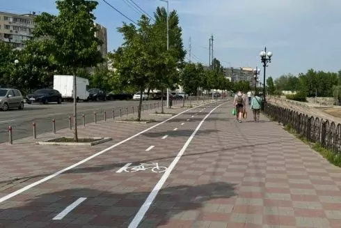 На Оболонській набережній з'явилися велодоріжки: активісти пояснили, що з цим не так