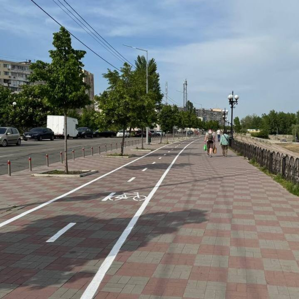 На Оболонській набережній з'явилися велодоріжки: активісти пояснили, що з цим не так