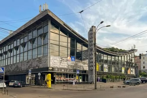 З фасаду Житнього ринку в Києві демонтують російськомовні написи