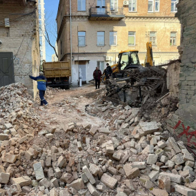 У центрі Києва розбирають флігель садиби Біляшівських після обвалу стіни