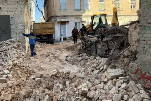 У центрі Києва розбирають флігель садиби Біляшівських після обвалу стіни