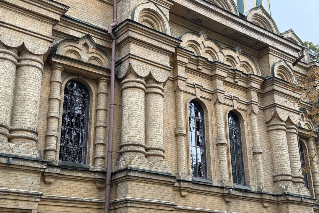 Унаслідок російської атаки пошкоджено 120-річний Свято-Покровський храм у Києві