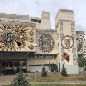 Архитекторы и искусствоведы собирают подписи против мурала на бруталистском корпусе КПИ