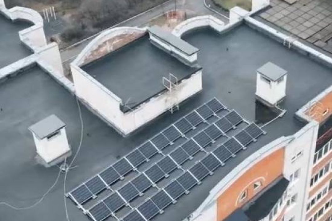У Бучі встановили сонячну електростанцію на даху багатоквартирного будинку