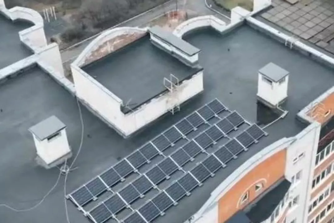 У Бучі встановили сонячну електростанцію на даху багатоквартирного будинку