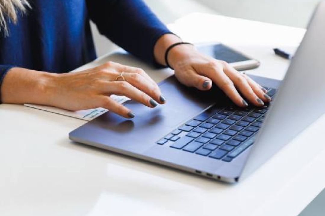 Coursera та Happy Monday запускають безкоштовну програму навчання для українців: як долучитися